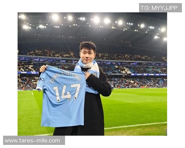 排面！赵心童拜访曼城受热捧 5万观众前秀世锦赛奖杯 获赠147号球衣